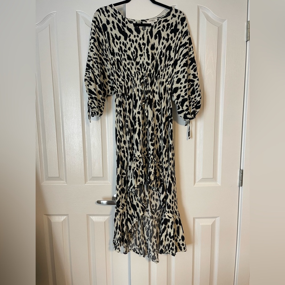 Black and white puff sleeves animal print MIDI dress. Asymmetrical hemline.